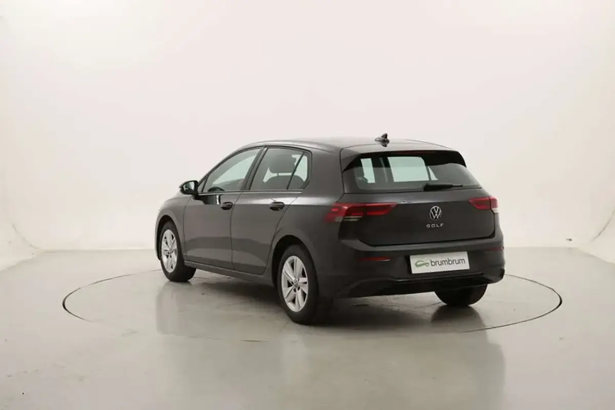 Usata VW Golf VIII Life 110 CV (80 kW) 2022 Grigio Berlina
