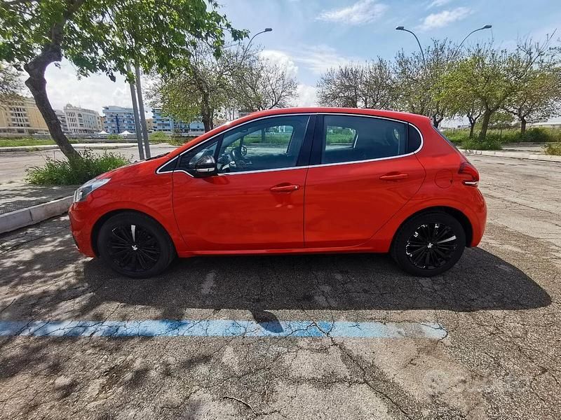 Begagnad Peugeot 208 Active 75 HK (55 kW) 2015 Röd Halvkombi