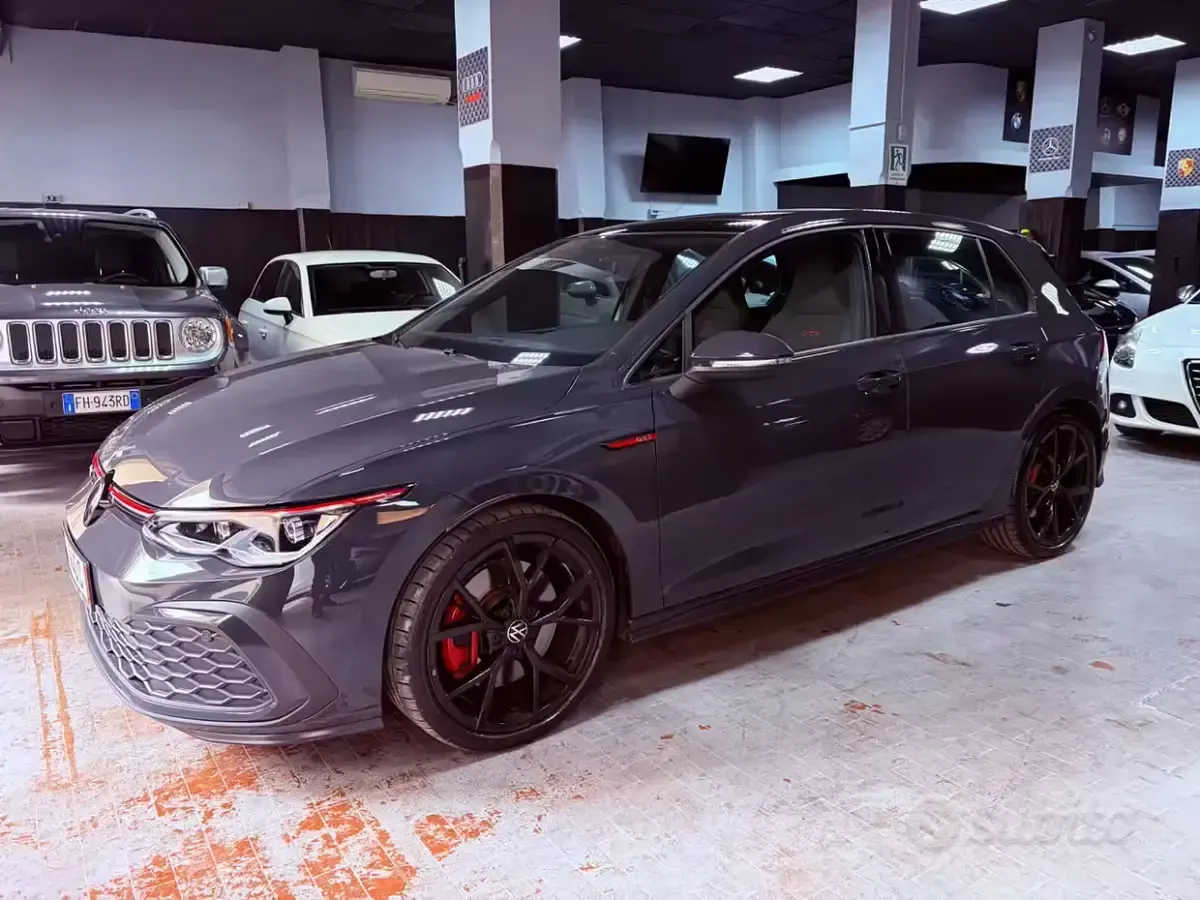 Begagnad VW Golf VIII Ultimate 245 HK (180 kW) 2024 Grå Sedan