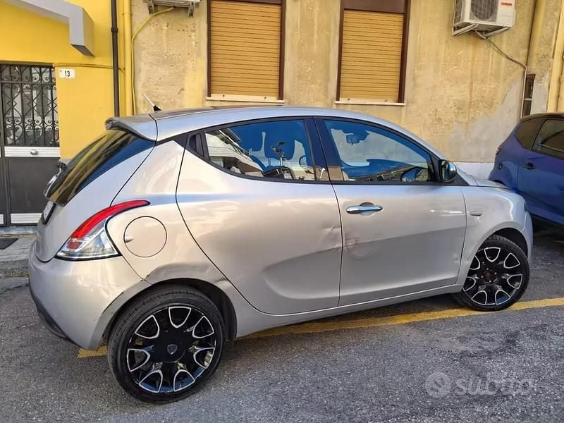 Usata Lancia Ypsilon 95 CV (69 kW) 2012 Utilitaria