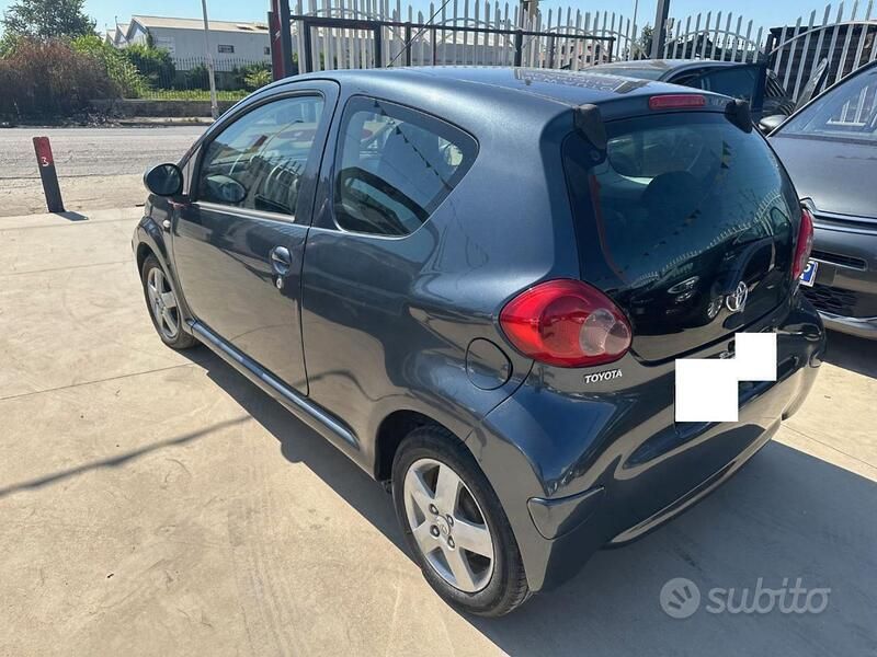 Usata Toyota Aygo Sol 72 CV (52 kW) 2005 Grigio scuro Utilitaria
