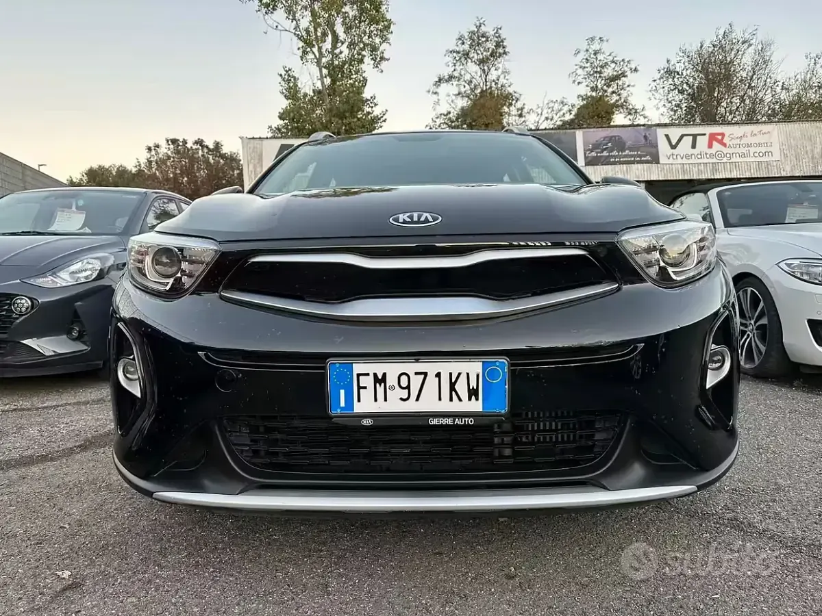 Second-hand Kia Stonic Style 120 CP (88 kW) 2018 Negru SUV
