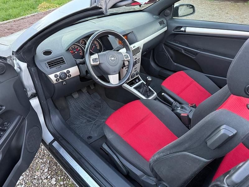 Usata Opel Astra Cabriolet Cosmo 116 CV (85 kW) 2008 Argento Cabrio