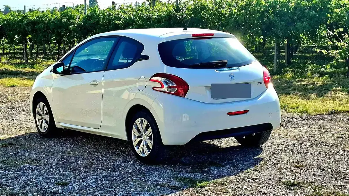 Usata Peugeot 208 68 CV (50 kW) 2013 Bianco Utilitaria