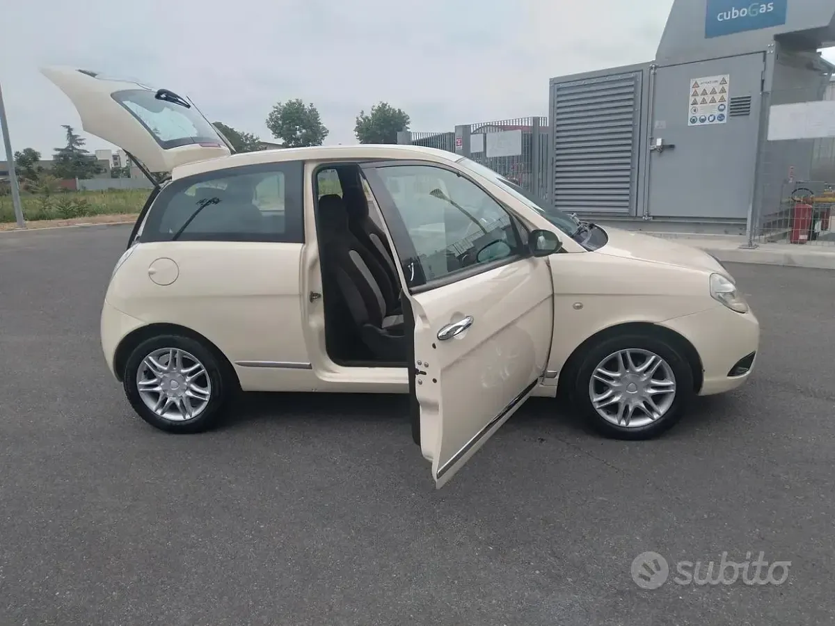 Usata Lancia Ypsilon 60 CV (44 kW) 2006 Beige Utilitaria