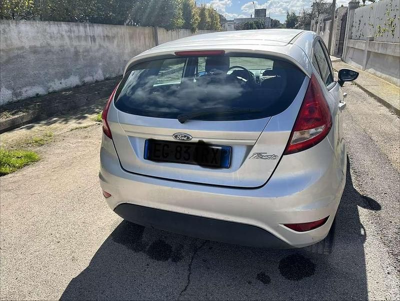 Second-hand Ford Fiesta 68 CP (50 kW) 2011 Argintiu Hatchback