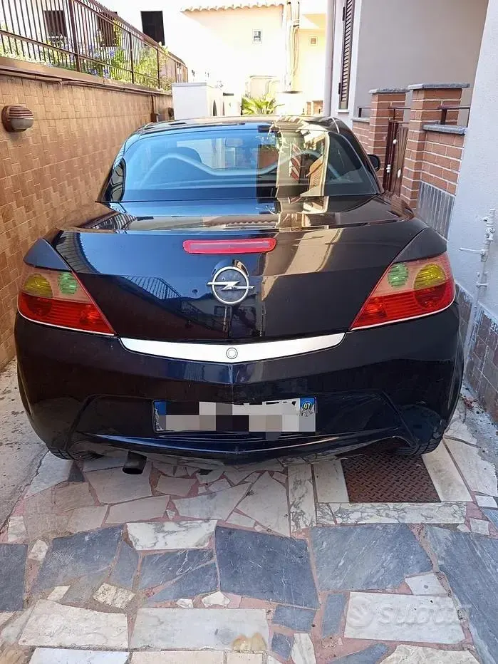 Usata Opel Tigra 69 CV (50 kW) 2007 Nero Cabrio