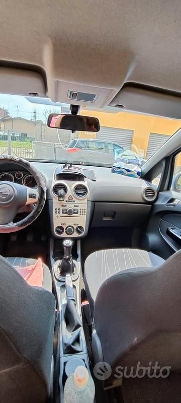 Używany Opel Corsa 80 KM (58 kW) 2009 Szary Sedan/Limuzyna