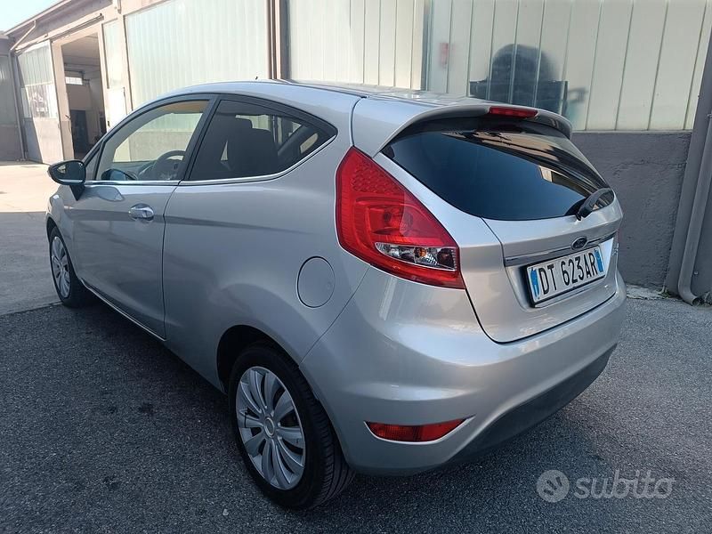 Usata Ford Fiesta 82 CV (60 kW) 2009 Grigio Berlina