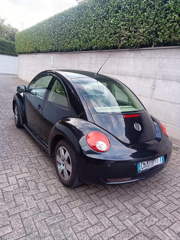 Usata VW New Beetle 105 CV (77 kW) 2009 Nero Utilitaria