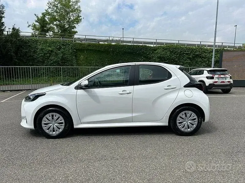 Usata Toyota Yaris Hybrid Active 116 CV (85 kW) 2025 Bianco Berlina
