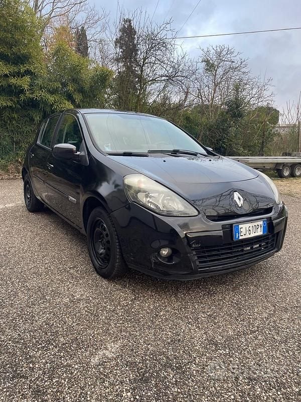 Usata Renault Clio II Dynamique 74 CV (54 kW) 2011 Nero Berlina