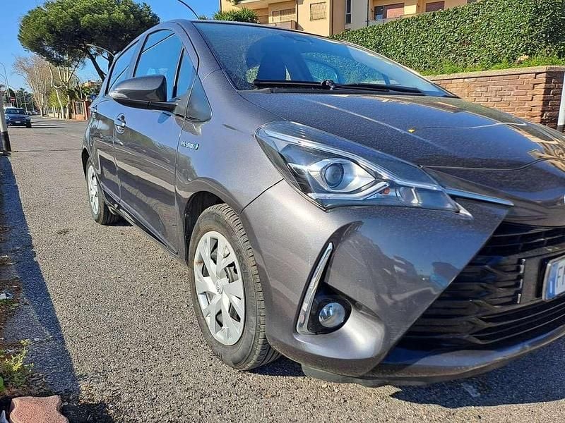 Usata Toyota Yaris Hybrid Active 73 CV (53 kW) 2018 Grigio Berlina