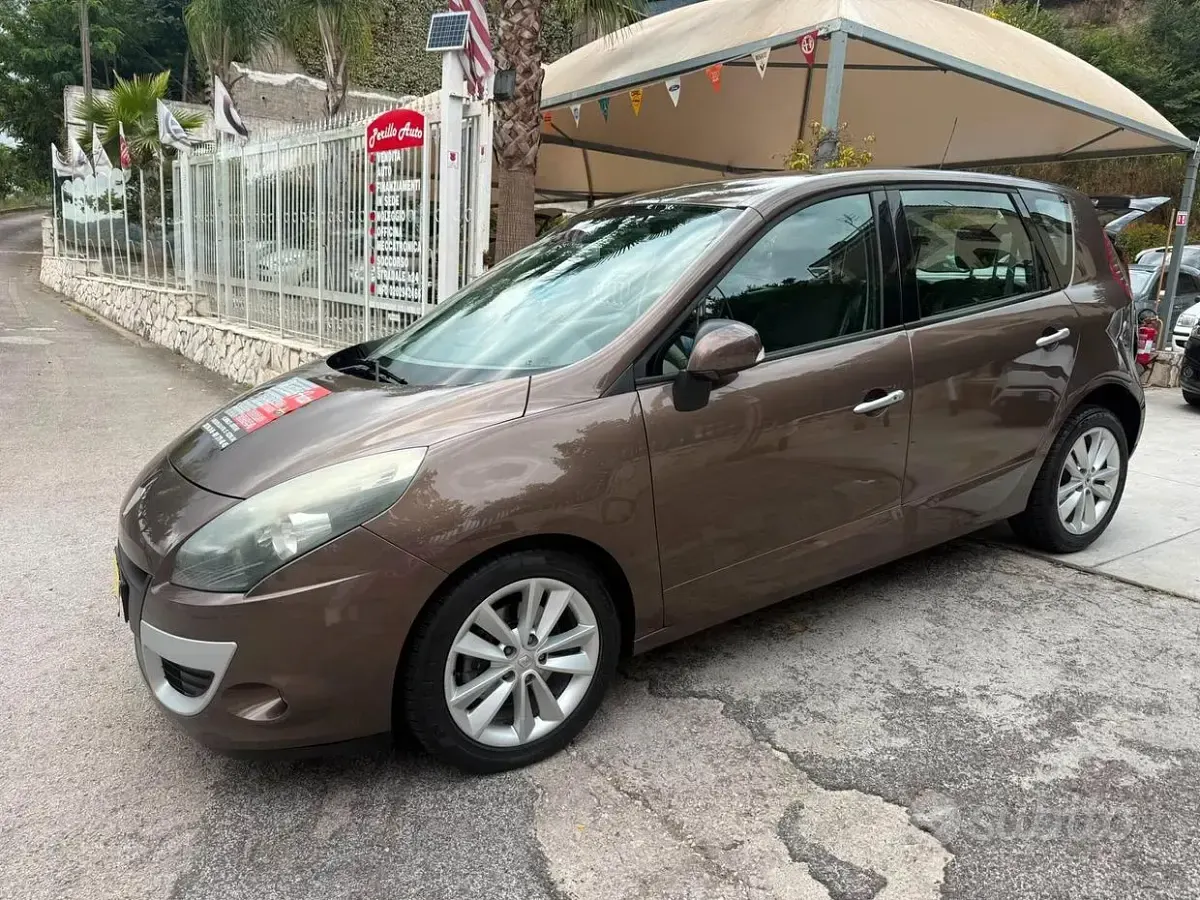 Usata Renault Scénic Luxe 110 CV (80 kW) 2010 Marrone Monovolume