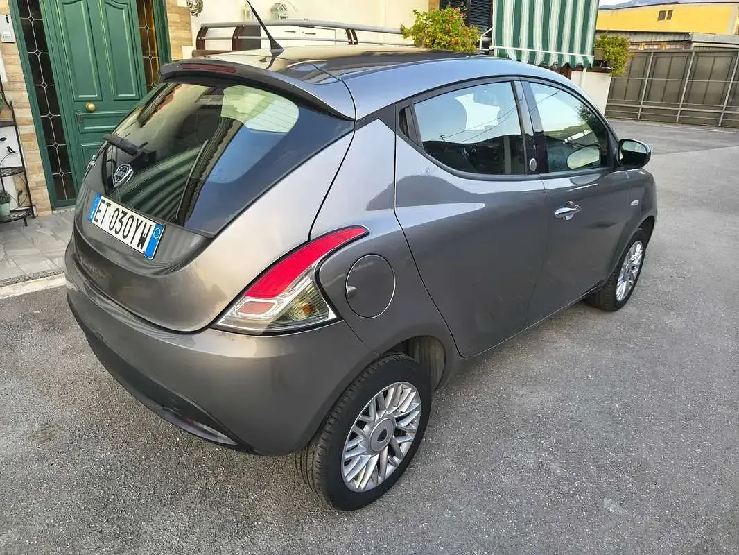 Usata Lancia Ypsilon Silver 85 CV (62 kW) 2013 Grigio Utilitaria