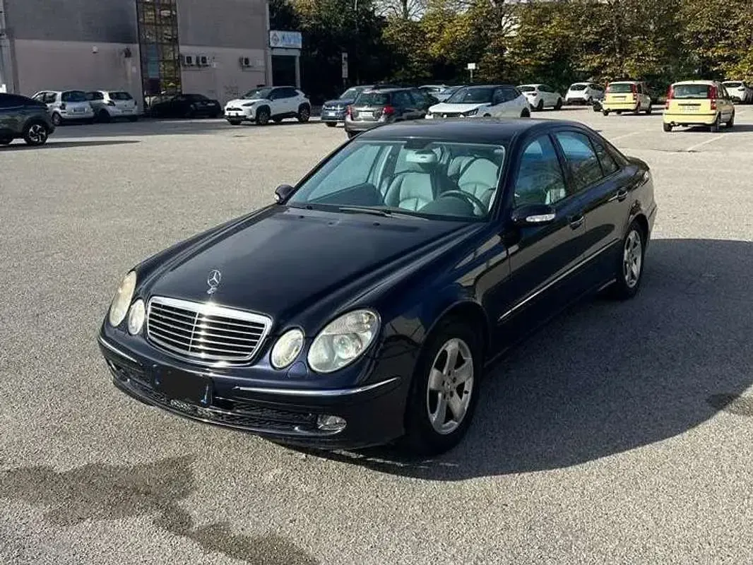 Usata Mercedes E270 Avantgarde 177 CV (130 kW) 2002 Blu/azzurro Berlina