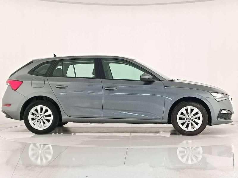 Usata Skoda Scala Ambition 95 CV (69 kW) 2023 Grigio scuro met Utilitaria