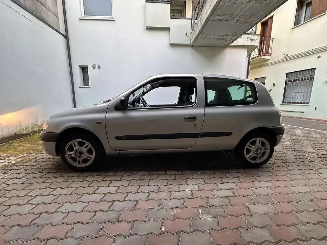 Usata Renault Clio II 98 CV (72 kW) 2000 Grigio Berlina