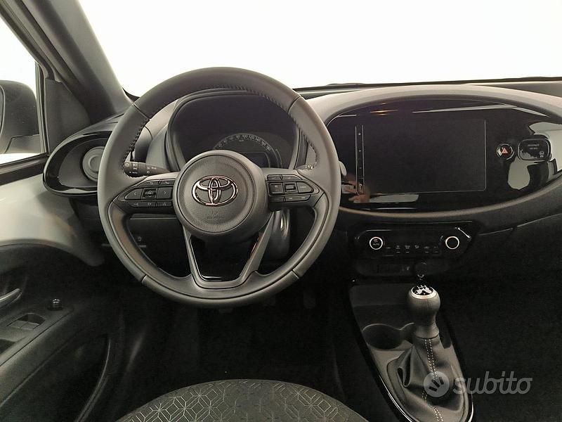 Nuova Toyota Aygo X Trend 72 CV (52 kW) 2025 Super white & black met SUV