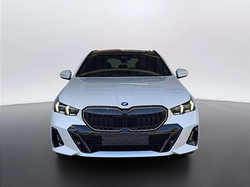 Nuova BMW 520 197 CV (144 kW) 2026 Mineral white metallizzato Station wagon