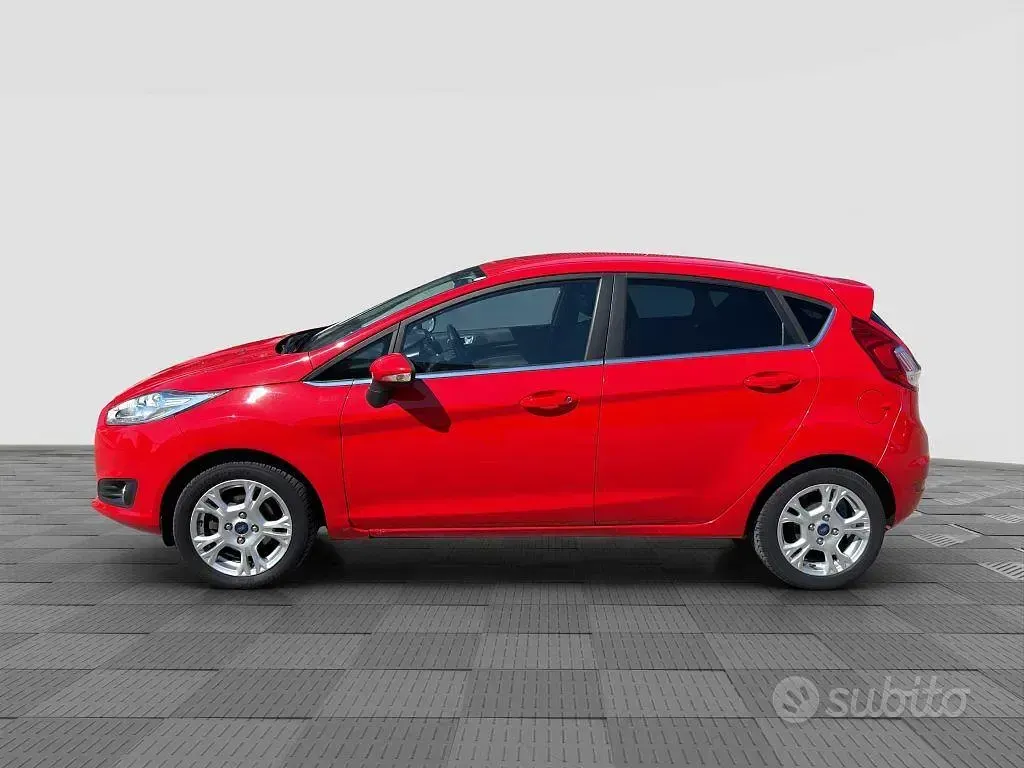 Usata Ford Fiesta Titanium 75 CV (55 kW) 2017 Race red Utilitaria