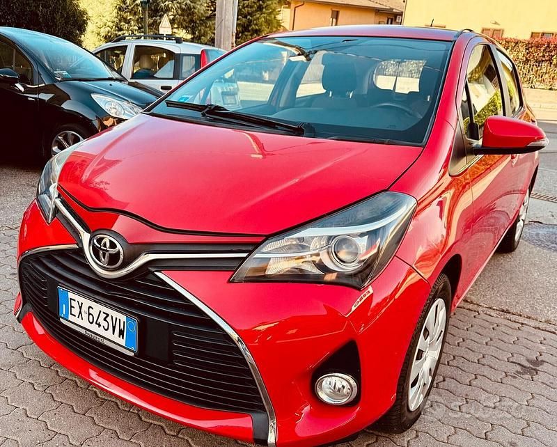Rosso Usata 2015 Toyota Yaris Lounge Tre volumi | 6500 € (Buon prezzo) - Immagine 1/4