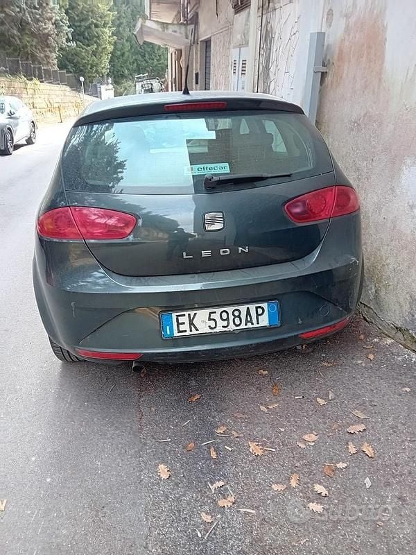 Usado Seat Leon 105 HP (77 kW) 2011 Cinzento Sedan