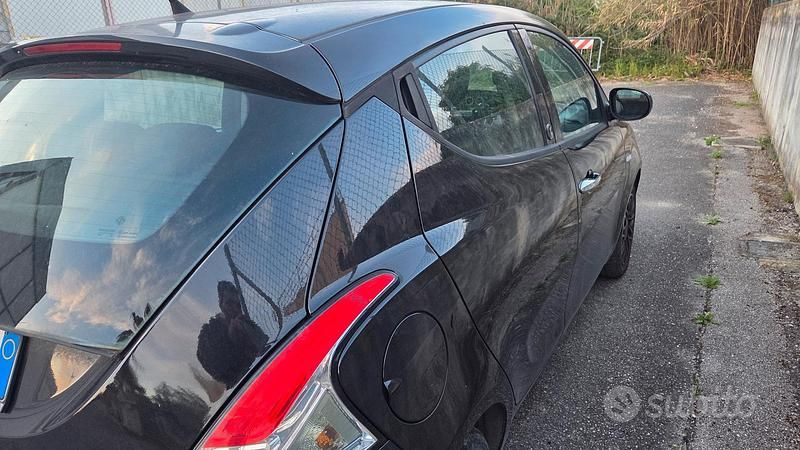 Usata Lancia Ypsilon 95 CV (69 kW) 2015 Nero Utilitaria