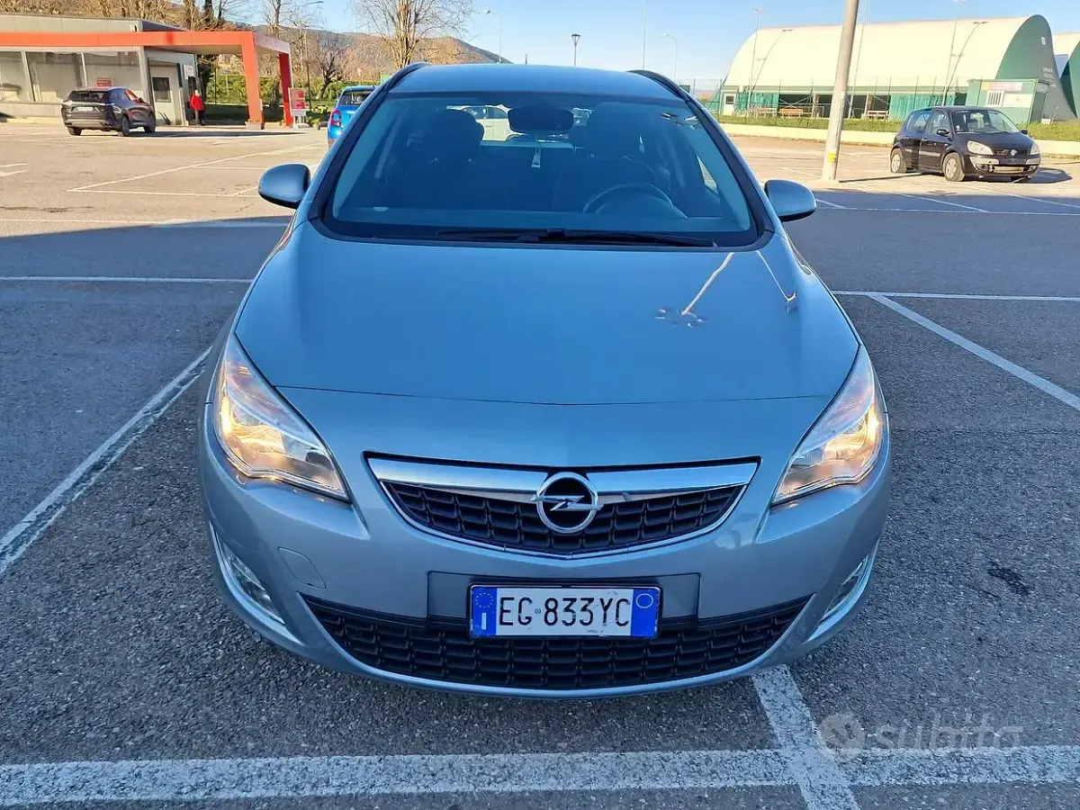 Usata Opel Astra 110 CV (80 kW) 2011 Grigio Station wagon
