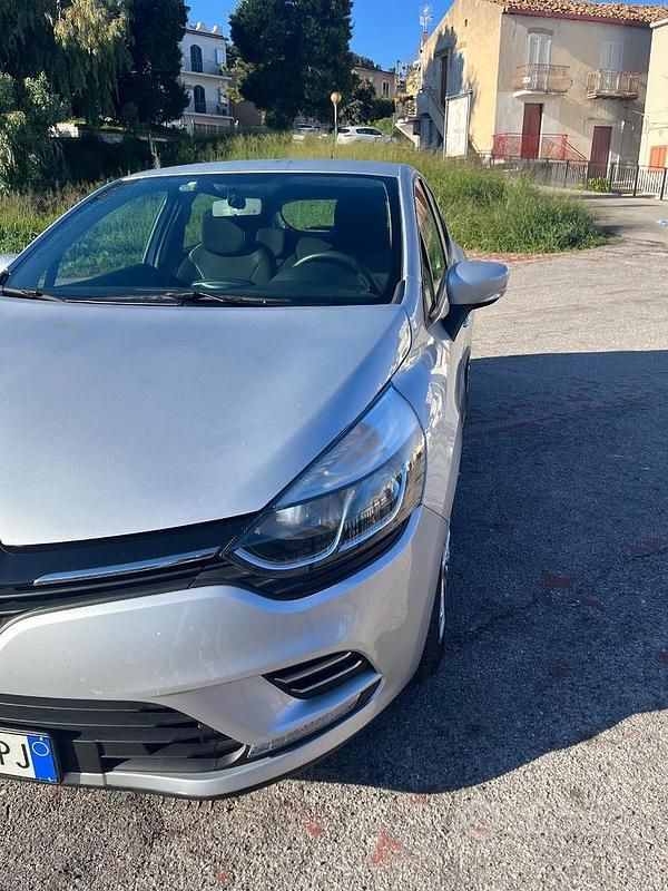 Käytetty Renault Clio IV 75 HP (55 kW) 2019 Harmaa Sedan
