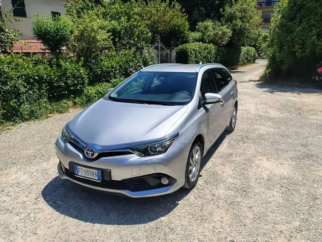 Usata Toyota Auris Hybrid Active 99 CV (72 kW) 2018 Argento Station wagon