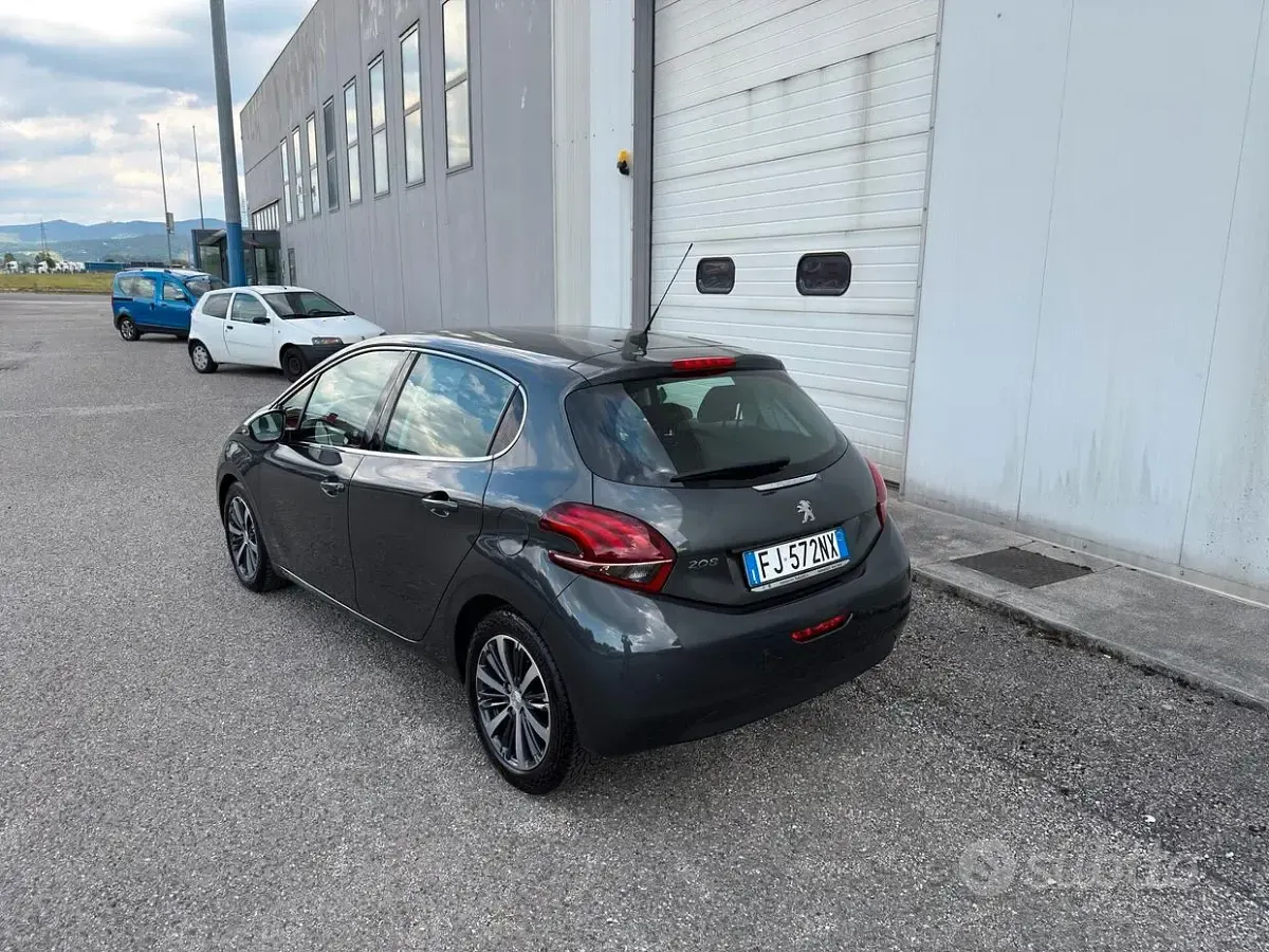 Usata Peugeot 208 Allure 75 CV (55 kW) 2017 Grigio Utilitaria