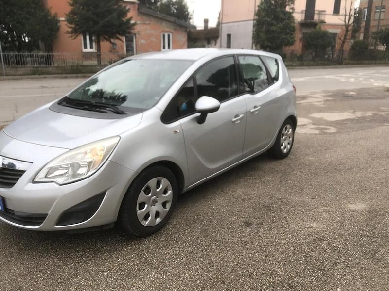 Usata Opel Meriva 100 CV (73 kW) 2014 Argento Monovolume