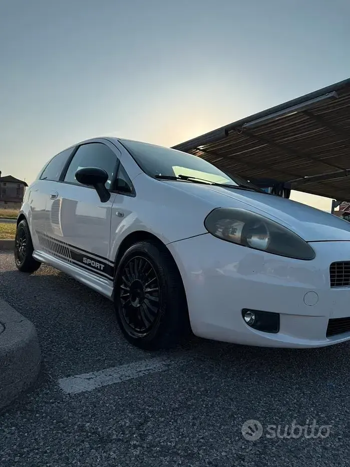 Usata Fiat Grande Punto Sport 120 CV (88 kW) 2009 Bianco Utilitaria