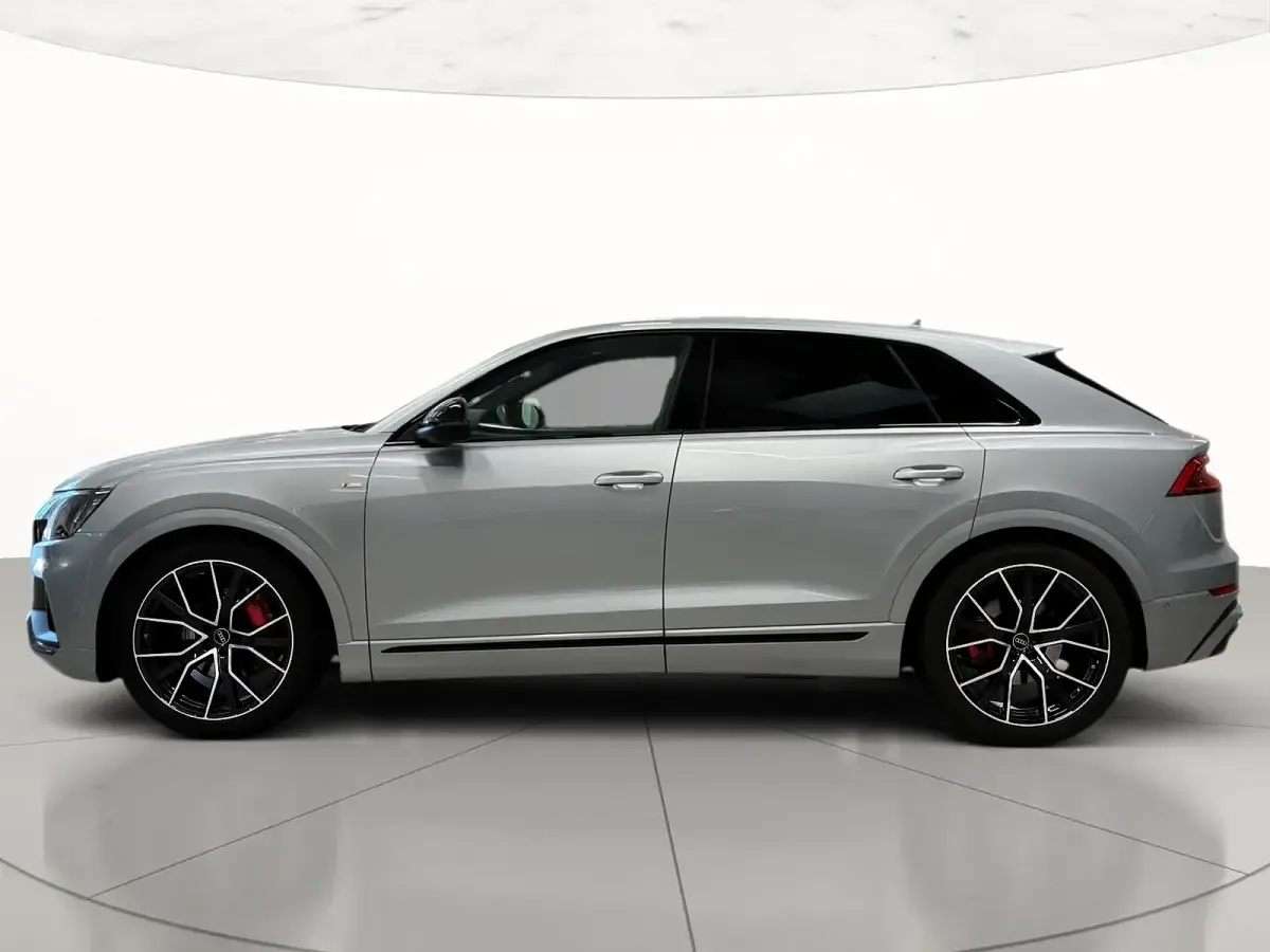 Usata Audi Q8 Comfort 286 CV (210 kW) 2023 Grigio satellite metallizzato SUV