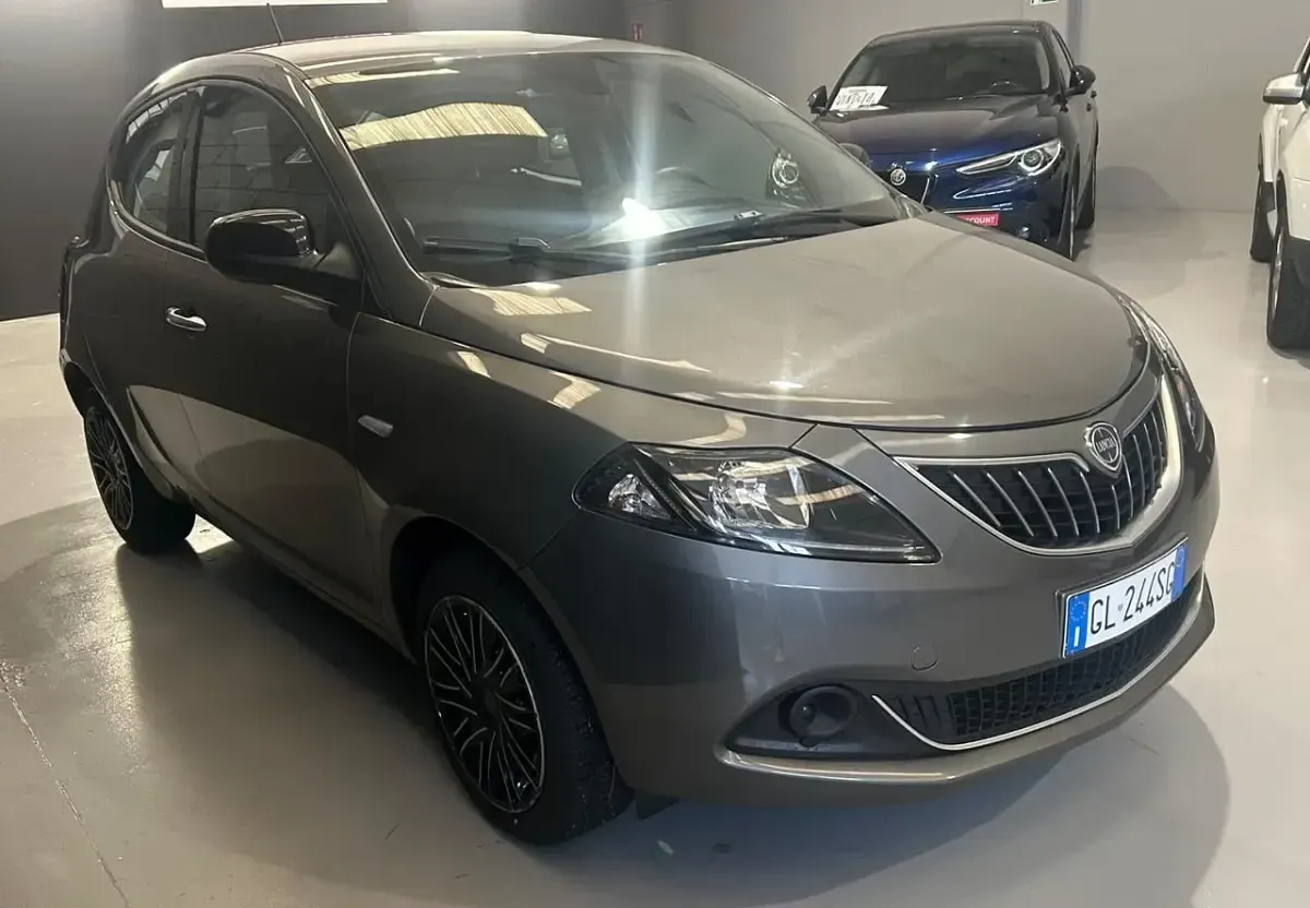 Usata Lancia Ypsilon Silver 69 CV (50 kW) 2022 Grigio Utilitaria