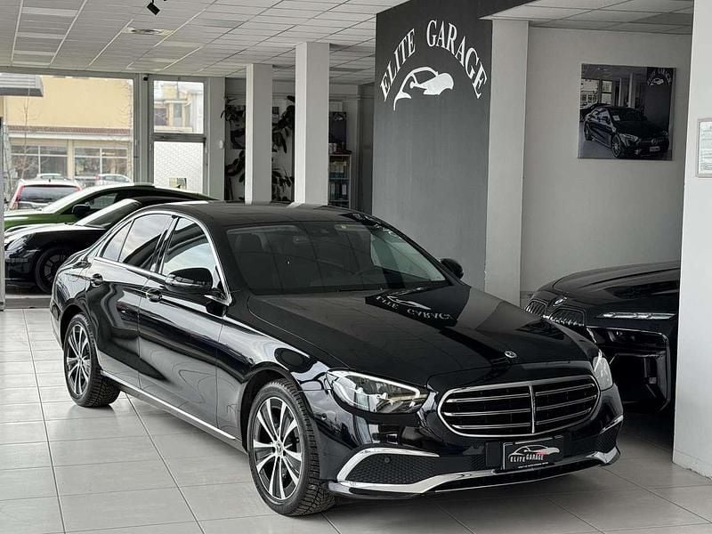 Nero Usata 2022 Mercedes E200 Premium Tre volumi | 26.900 € (Buon prezzo) - Immagine 1/4