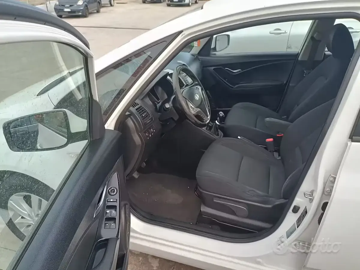 Usata Hyundai ix20 Comfort 88 CV (64 kW) 2015 Bianco Utilitaria