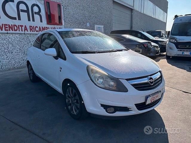 Bianco Usata 2010 Opel Corsa Edition Tre volumi | 2000 € (Ottimo prezzo) - Immagine 1/4