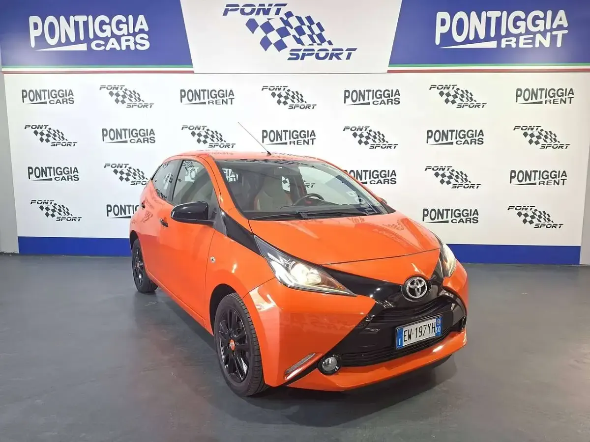 Usata Toyota Aygo 69 CV (50 kW) 2014 Arancione Utilitaria