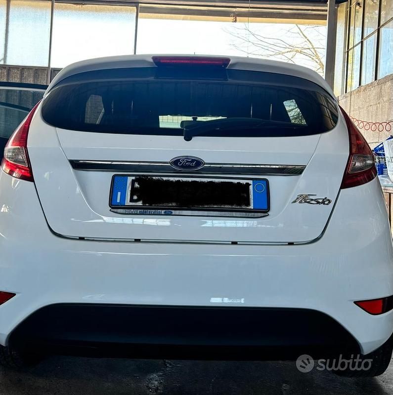Usata Ford Fiesta 96 CV (70 kW) 2009 Bianco Utilitaria