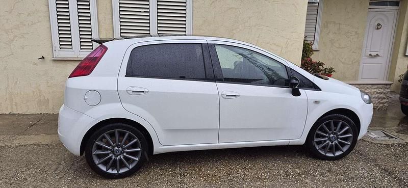 Usata Fiat Grande Punto Dynamic 75 CV (55 kW) 2010 Utilitaria