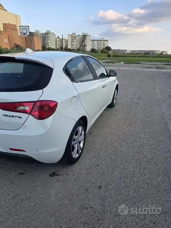 Usata Alfa Romeo Giulietta Distinctive 120 CV (88 kW) 2012 Bianco Utilitaria