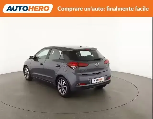 Begagnad Hyundai i20 Comfort 84 HK (61 kW) 2015 Grå Sedan