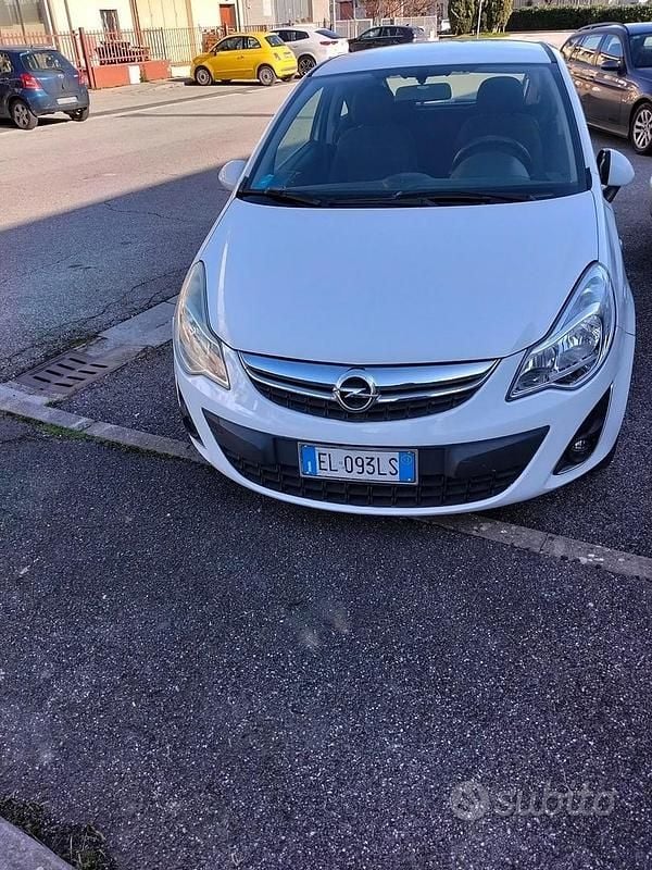 Usata Opel Corsa 75 CV (55 kW) 2012 Bianco Berlina