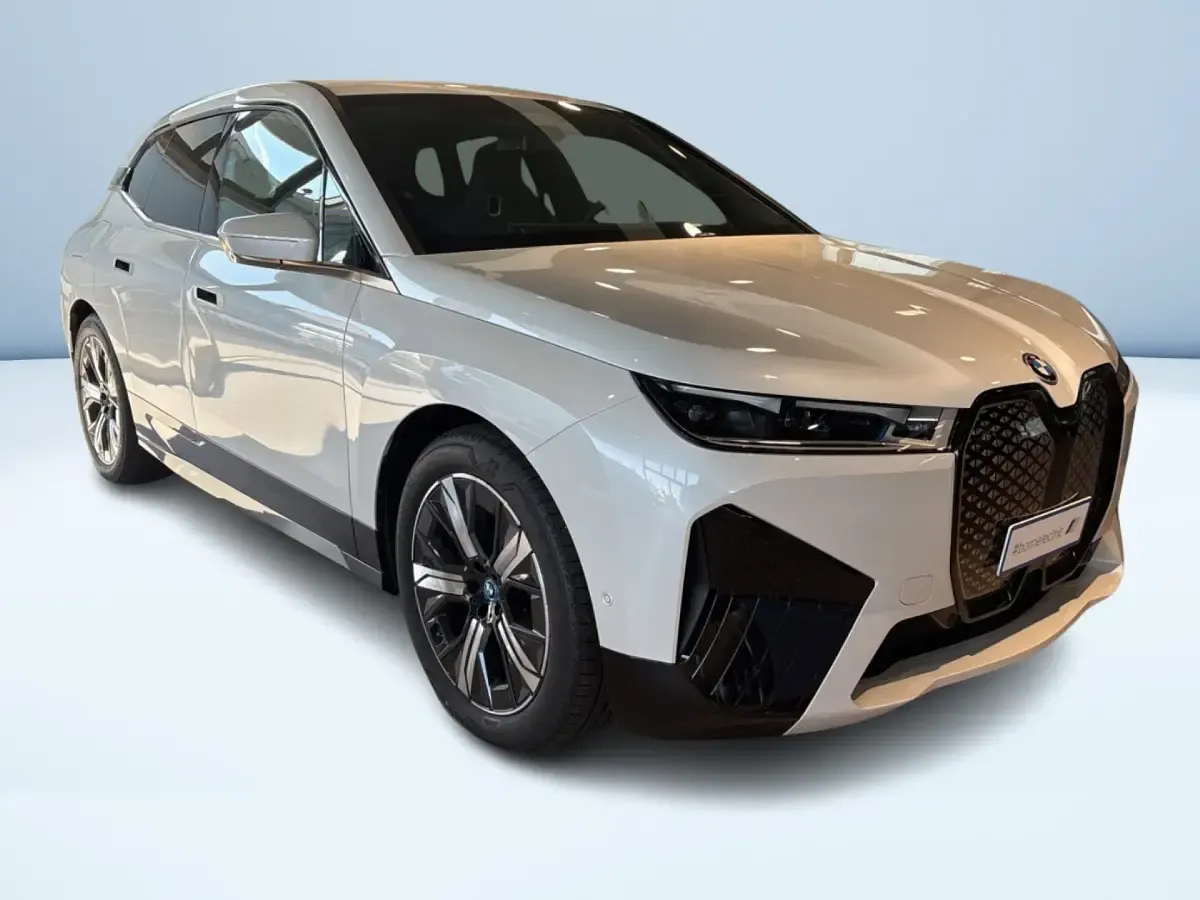 Usata BMW iX M Sport 239 kW (326 CV) 2024 Bianco metallizzato SUV