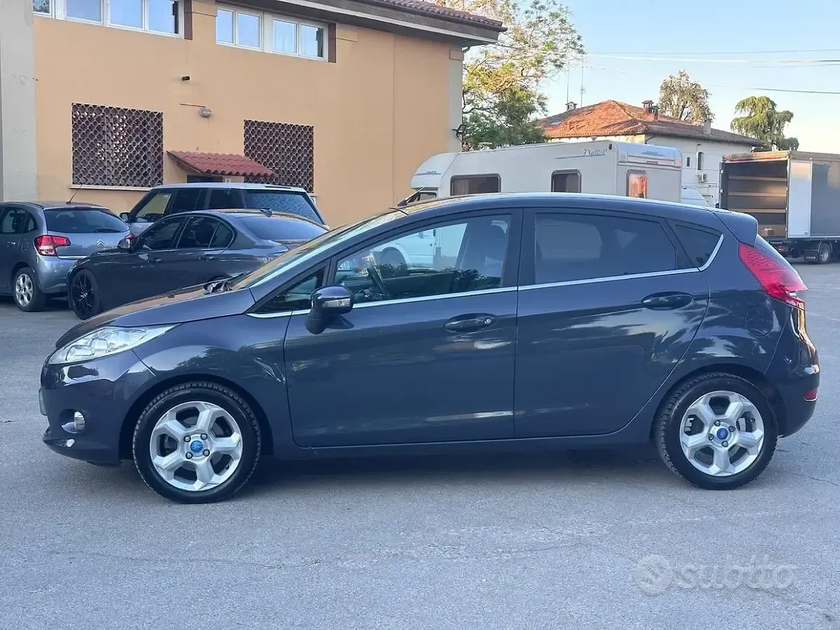 Usata Ford Fiesta Titanium 68 CV (50 kW) 2011 Grigio Berlina