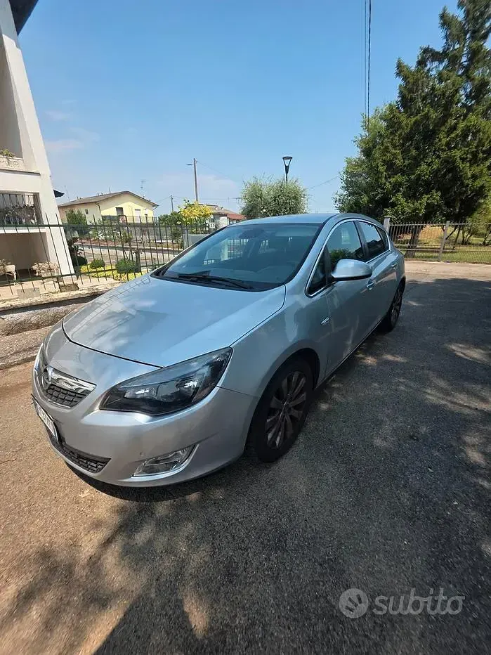 Usata Opel Astra 130 CV (95 kW) 2012 Grigio Berlina