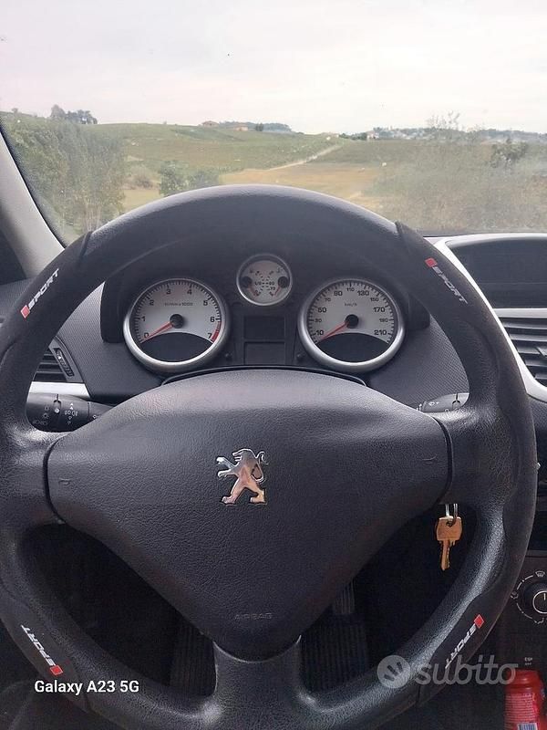 Usata Peugeot 207 75 CV (55 kW) 2013 Nero Utilitaria