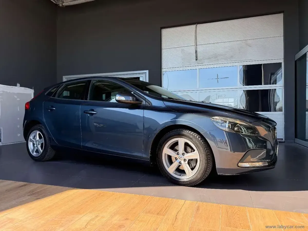 Usata Volvo V40 Momentum 120 CV (88 kW) 2017 Blu/azzurro Furgone